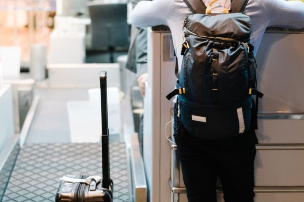 航空会社のカウンターで預け荷物の手続き